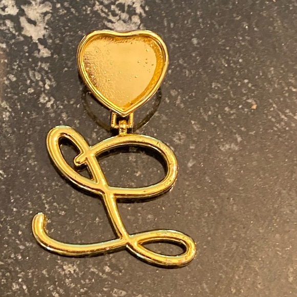 Diamond Initial L pendant - Picture 7 of 8